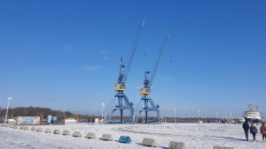 a crane is being built on a beach at Haus Warnowblick Objekt 36737 in Rostock