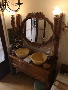 La salle de bains est pourvue de 2 lavabos et d'un grand miroir. dans l'établissement La Cantonada, à Ríudecañas