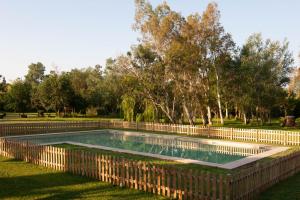 una piscina con una valla alrededor en HOTEL MAS ARET en Peralada