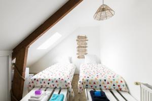 a bedroom with two beds in a attic at Les rayonnantes in La Roche-Maurice