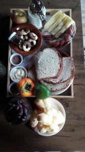una mesa con diferentes tipos de pan y otros alimentos en chalés Sítio Anjo Gabriel, en Urubici
