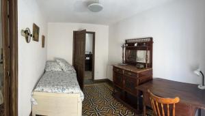 Posteľ alebo postele v izbe v ubytovaní Casa Santa María 2 con jardín y barbacoa
