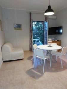 uma sala de estar com uma mesa branca e cadeiras em Esther Guest House em Castel Volturno