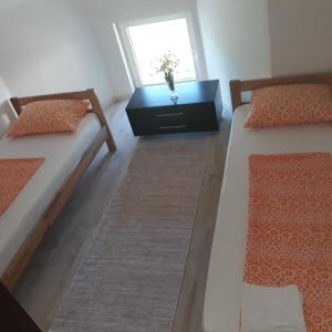 Postel nebo postele na pokoji v ubytování Lejla apartmani - Jablaničko jezero