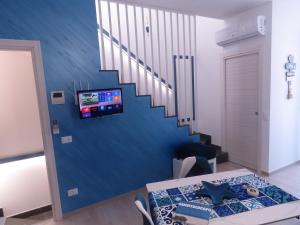 A television and/or entertainment centre at MARE e Terra Holiday fronte mare