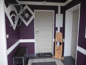 a room with a hallway with purple and white stripes at Ferienwohnung Ruhepunkt in Halver