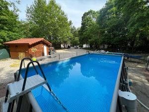 una piscina con un tobogán en un patio en Maison Royan 3 chambres avec salle d'eau, piscine, en Royan
