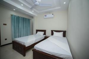 Ένα ή περισσότερα κρεβάτια σε δωμάτιο στο Royal Blue inn Hotel +17 φωτογραφίες