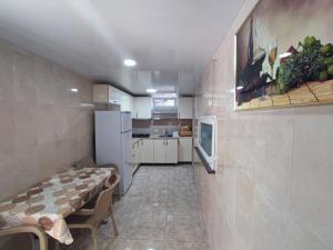 una piccola cucina con tavolo e frigorifero di Hotel Botanica a Chakvi
