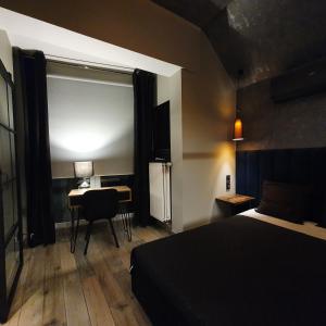 una camera da letto con un letto, una scrivania e una finestra di Apartamenty Kąpielowa Złoty a Ełk