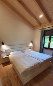 A bed or beds in a room at Ökologisches Holzblock-Ferienhaus 150 im Lauterdörfle zu vermieten - Neubau