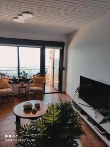 TV a/nebo společenská místnost v ubytování Apartamento en Bueu sobre la playa