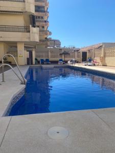 Bazén v ubytování 2 BEDROOM 2 BATHROOM APARTMENT in the heart of Fuengirola with big terrace and free parking space close to beach nebo v jeho okolí