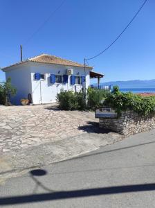 Fotografia z galérie ubytovania Villa Panorama Michalis Haikos two minutes walk to the beach Peroulia v destinácii Kómboi