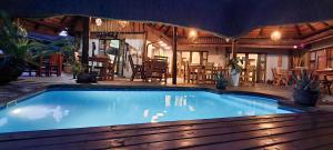 een zwembad in het midden van een patio bij Leopard Corner Lodge in St Lucia