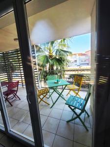 a view of a patio with a table and chairs at Appartement 63 m2, tout confort, climatisé. in Saint-Cyprien +13 photos