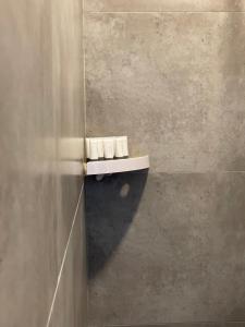 un bagno con mensola e 3 asciugamani bianchi di Ionian Terrace a Himare