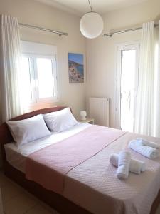 A bed or beds in a room at Casa Plumeria at Gouves Beach Még 25 kép
