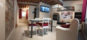 a kitchen and living room with a table and chairs at La casa di Samarcanda in Uliveto Terme
