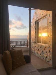 ラスパルマス・デ・グランカナリアにあるSunrise-Sunset Amazing Seaviews Las Canteras Beachの海の景色を望むバルコニーが備わる客室です。