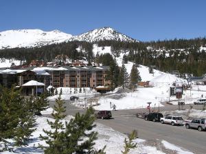 una estación de esquí con coches aparcados en la nieve en Summit Ski Resort 2BR-2BA, Mammoth Lakes, en Mammoth Lakes