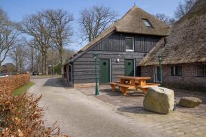 een gebouw met een picknicktafel ervoor bij erve Middendorp in Ansen