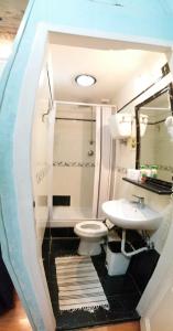 łazienka z toaletą i umywalką w obiekcie walter guest house w Rzymie