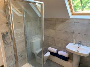 A bathroom at Unique Countryside Retreat, walking distance to the Three Choirs Vineyard & Restaurant, Gloucestershire