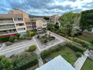 an aerial view of an apartment complex with a garden at Appartement Ste Maxime in Sainte-Maxime