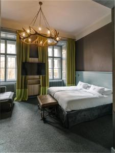 um quarto com uma cama grande e um lustre em Saint SHERMIN bed breakfast & champagne em Viena