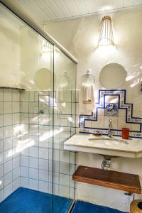 W łazience znajduje się prysznic i umywalka. w obiekcie POUSADA CARMELITHA w mieście Trancoso