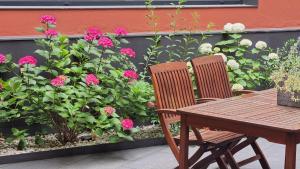 A garden outside Apartaments y Habitacions Entre Volcans