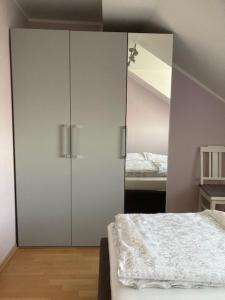 1 dormitorio con cama y espejo grande en Ferienwohnung Knittel, en Kallstadt