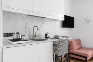 Kuchyň nebo kuchyňský kout v ubytování WILLA MAGNOLIA - Apartamenty i Pokoje - ROWERY, POKÓJ ZABAW, KAWA Z EKSPRESU