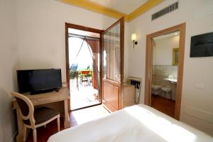 TV a/nebo společenská místnost v ubytování Saturnia Tuscany Hotel