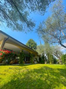 Zahrada ubytování Villa con vista lago e piscina