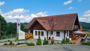 mały dom z brązowym dachem w obiekcie Gästehaus - Camping- Weinhof Radl w mieście Klöch