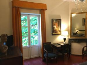 Les Plans的住宿－Domaine de Saint Charles，客房设有窗户、书桌和椅子