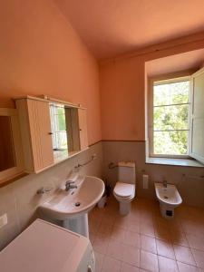 a bathroom with a sink, toilet and tub at Villa di Corliano Relais all'Ussero in San Giuliano Terme
