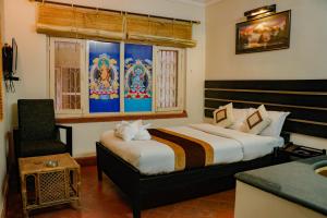 Postel nebo postele na pokoji v ubytování Hotel ThorongLa Thamel