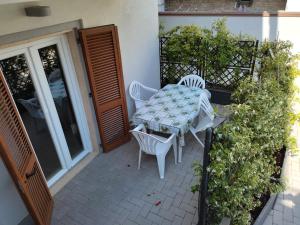 un tavolo e sedie seduti su un patio di casa di Enzo:relax a 2 passi dal mare a Camaiore