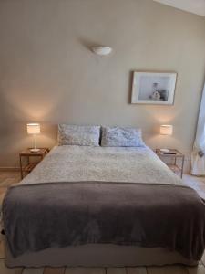 ベヴァーニャにあるAlloggio Turistico Gasparriniのベッドルーム1室(大型ベッド1台、ランプ2つ付)
