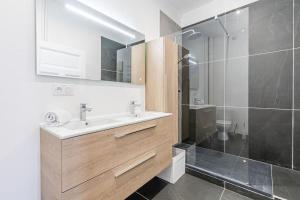 a bathroom with a sink and a shower at Plumeria - Grand 75m2 calme avec jardin - 2 Chambres - 4 Lits - Parking gratuit in Metz +15 photos
