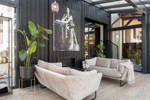 Posezení v ubytování WILLA MAGNOLIA - Apartamenty i Pokoje - ROWERY, POKÓJ ZABAW, KAWA Z EKSPRESU