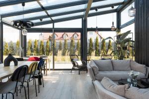 Posezení v ubytování WILLA MAGNOLIA - Apartamenty i Pokoje - ROWERY, POKÓJ ZABAW, KAWA Z EKSPRESU