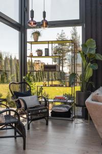 Posezení v ubytování WILLA MAGNOLIA - Apartamenty i Pokoje - ROWERY, POKÓJ ZABAW, KAWA Z EKSPRESU
