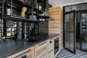 Kuchyň nebo kuchyňský kout v ubytování WILLA MAGNOLIA - Apartamenty i Pokoje - ROWERY, POKÓJ ZABAW, KAWA Z EKSPRESU