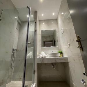 A bathroom at Sarantis Hotel