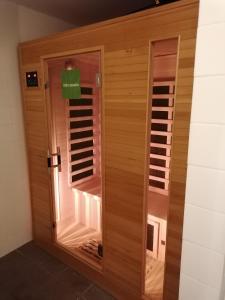 uma porta de madeira num quarto com uma placa em FreshGarden 102 Siófok em Siófok