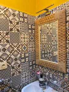 a bathroom with a sink and a mirror at Bel Appart Cosy plein coeur de Tanger vue mer in Tangier